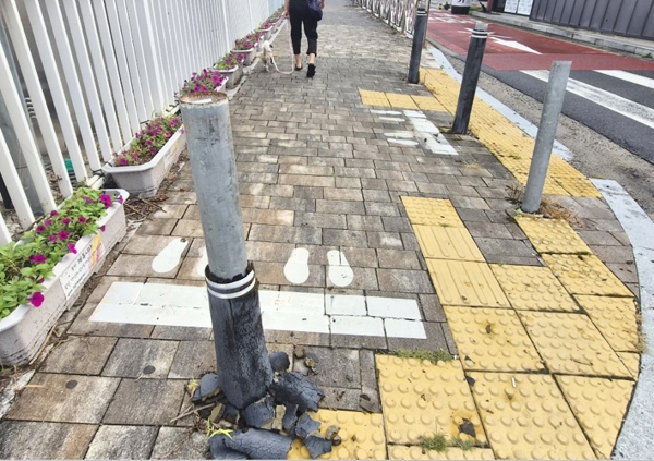 <카초> 훼손된 횡단보도 차단봉 ‘오히려 위험’