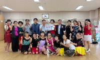 향토기업 ㈜부스타, 이월면 라인댄스팀에 100만 원 전달